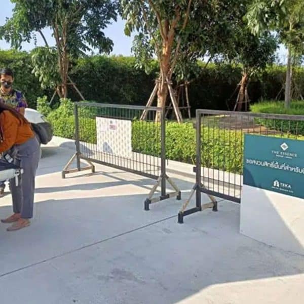 แผงกั้นจราจรชนิดตะแกรงเหล็ก