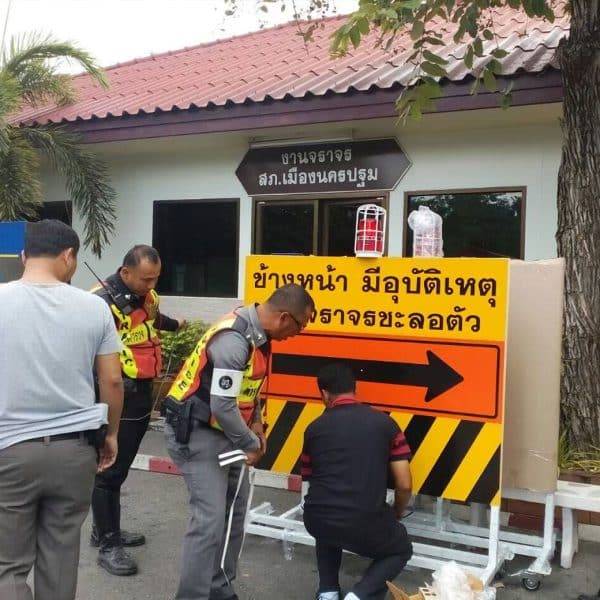 แผงกั้นจราจรชนิดมีสัญญาณไฟ