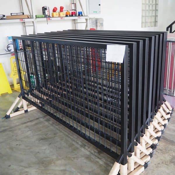 แผงกั้นจราจรชนิดตะแกรงเหล็ก