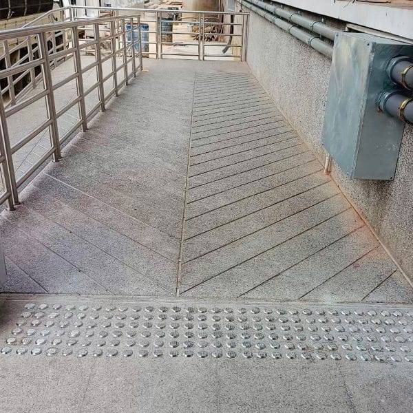 ปุ่มทางเดินคนพิการ