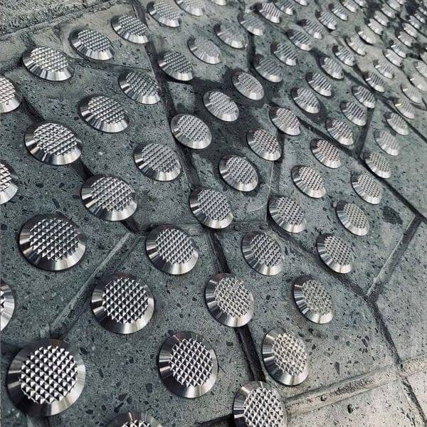 ปุ่มทางเดินคนพิการ