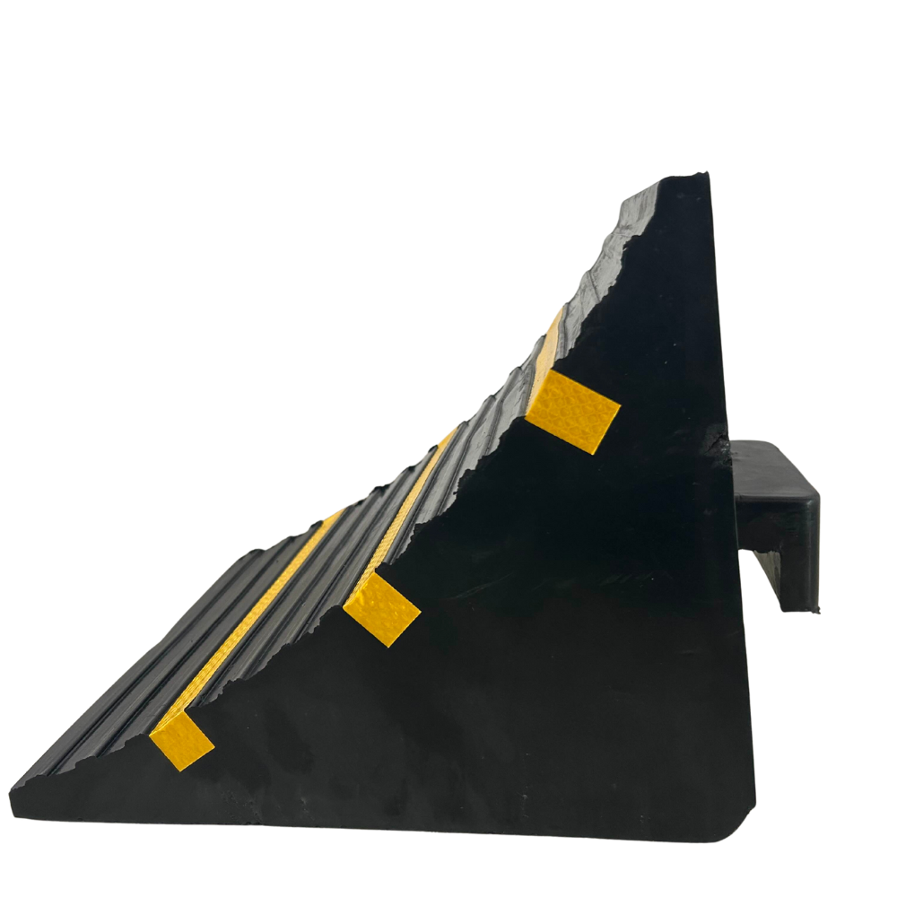 ยางกั้นล้อขนาดใหญ่ 28x31x26 Cm. พร้อมเเถบสะท้อนเเสง 3 เเถบ