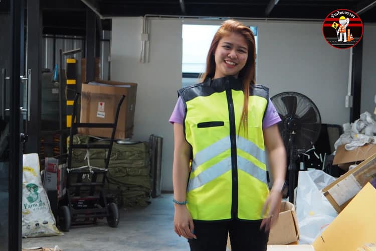 เสื้อจราจรสีเหลือง คาดแถบสะท้อนแสงสีเทา 2 แถบ แบบซิบ พร้อมที่ใส่บัตร