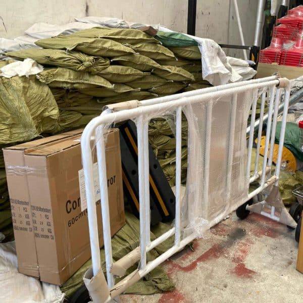 แผงกั้นจราจรสีขาว