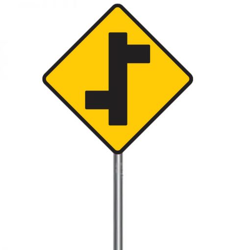 ป้ายเตือนทางโทแยกทางเอกเยื้องกันเริ่มซ้าย