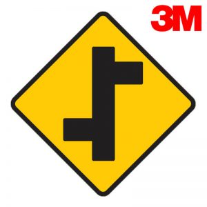 ป้ายเตือนทางโทแยกทางเอกเยื้องกันเริ่มซ้าย