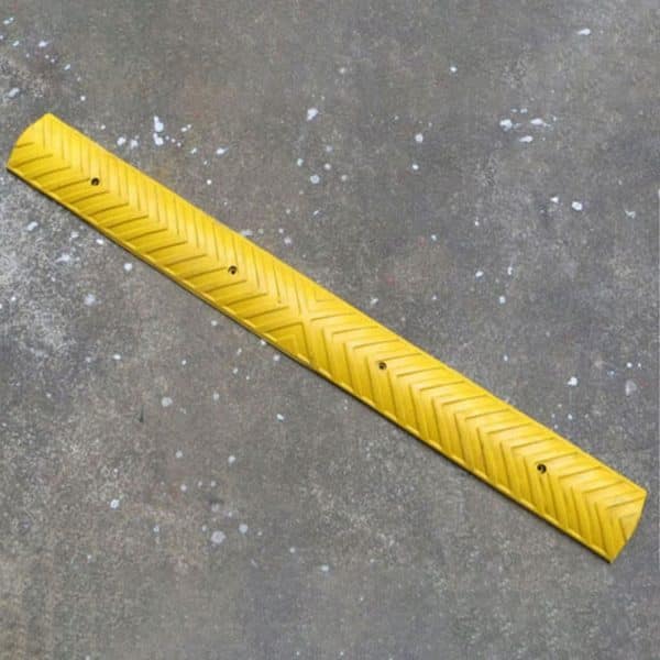 ยางเส้นสะเทือนชะลอความเร็ว