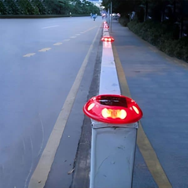 หมุดถนนสะท้อนแสงพลังงานแสงอาทิตย์ สีแดง
