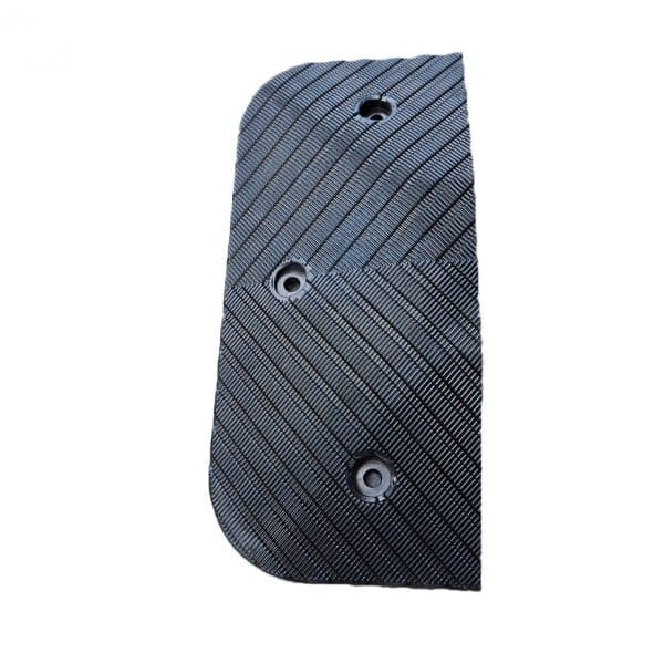 หัวปิด ยางชะลอความเร็วขนาด 25x40x5 Cm. สีดำ พร้อมแถบสะท้อนแสงรูปลูกศร