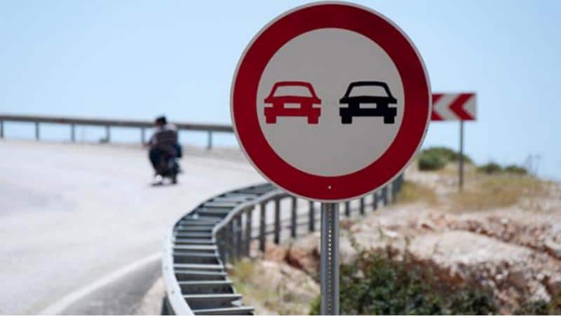 Road warning sign prohibiting overtaking
