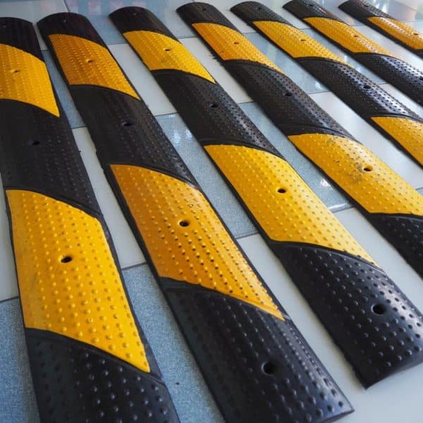 ยางเส้นสะเทือนชะลอความเร็ว