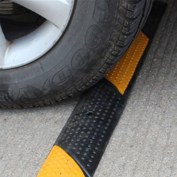 ยางเส้นสะเทือนชะลอความเร็ว