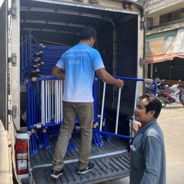 แผงกั้นจราจรสีน้ำเงิน