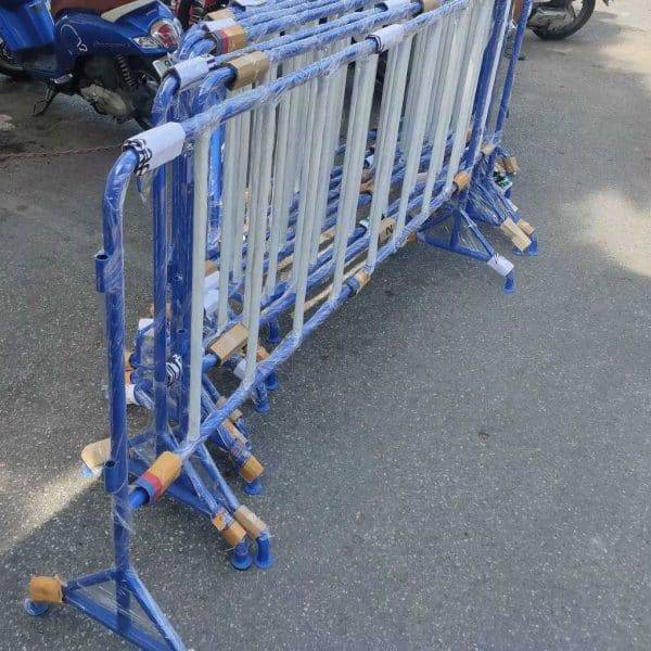 แผงกั้นจราจรสีน้ำเงิน