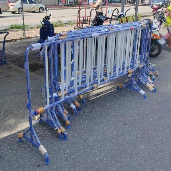 แผงกั้นจราจรสีน้ำเงิน