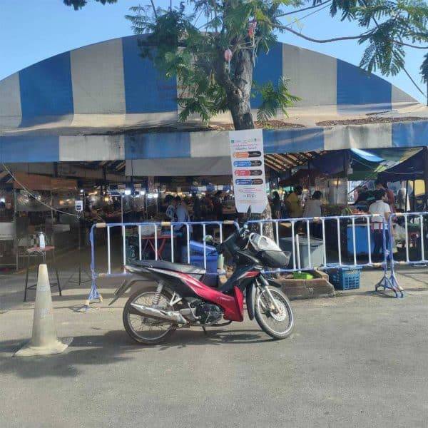 แผงกั้นจราจรสีน้ำเงิน