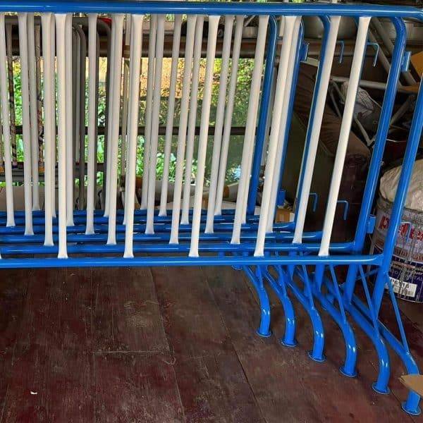 แผงกั้นจราจรสีน้ำเงิน