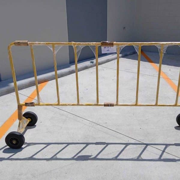 แผงกั้นจราจรสีเหลือง