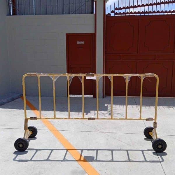 แผงกั้นจราจรสีเหลือง