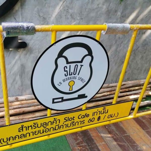 แผงกั้นจราจรสีเหลือง