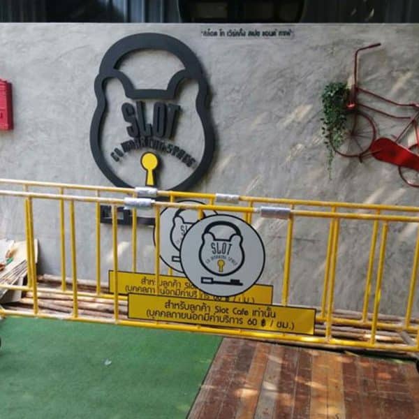 แผงกั้นจราจรสีเหลือง