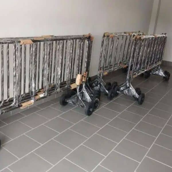 แผงกั้นจราจรสีดำ