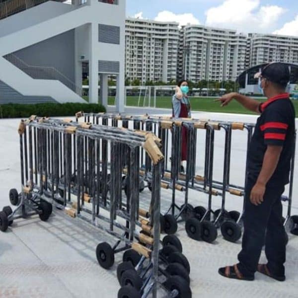 แผงกั้นจราจรสีดำ