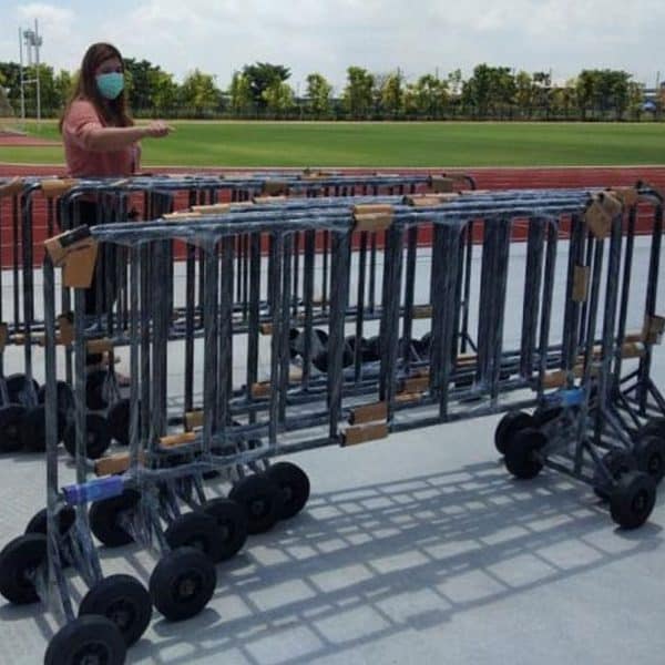 แผงกั้นจราจรสีดำ