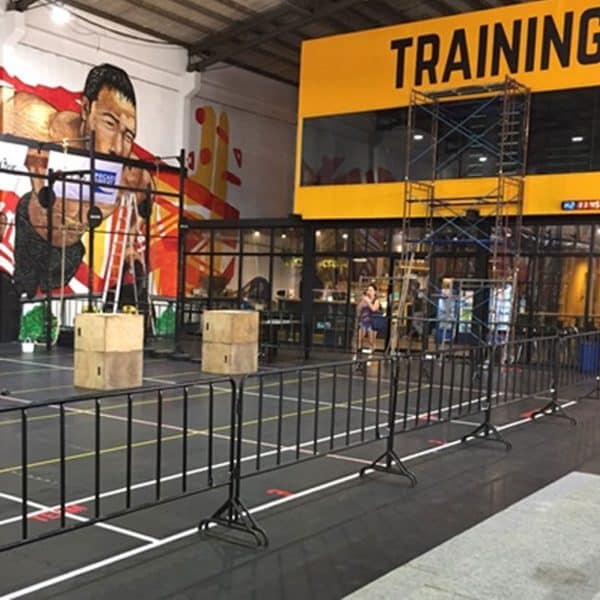 แผงกั้นจราจรสีดำ