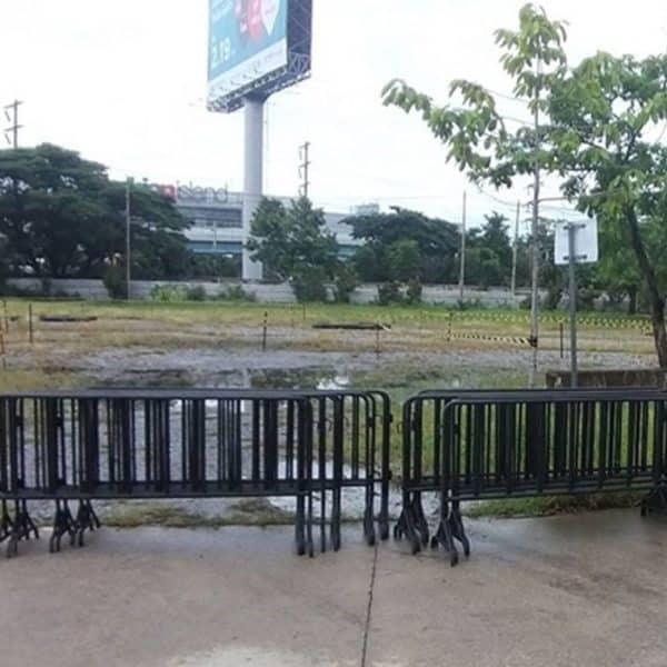 แผงกั้นจราจรสีดำ