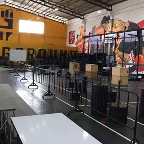 แผงกั้นจราจรสีดำ