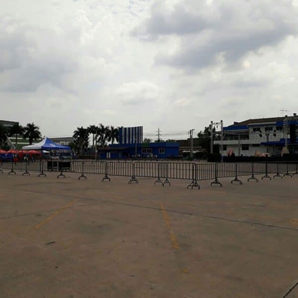 แผงกั้นจราจรสีดำ