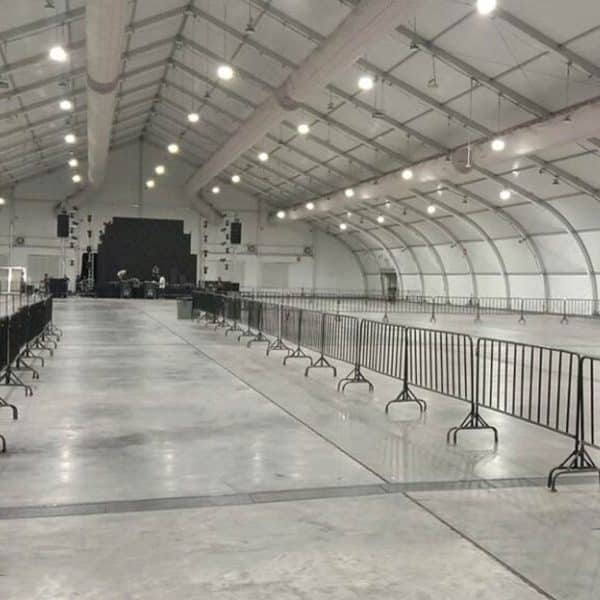 แผงกั้นจราจรสีดำ