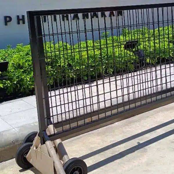 แผงกั้นจราจรชนิดตะแกรงเหล็ก