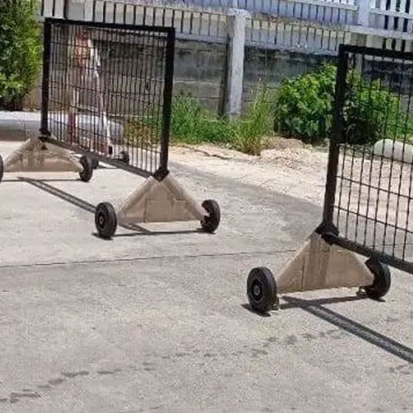 แผงกั้นจราจรชนิดตะแกรงเหล็ก