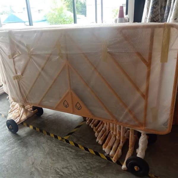 แผงกั้นเหล็กสีเหลือง