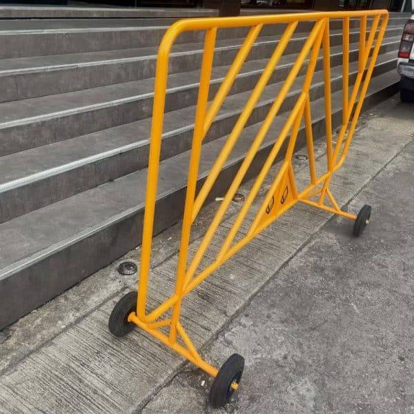 แผงกั้นเหล็กสีเหลือง