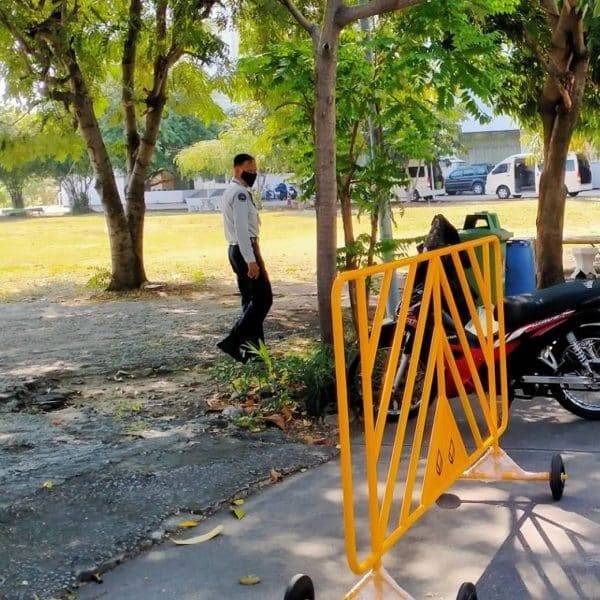 แผงกั้นเหล็กสีเหลือง