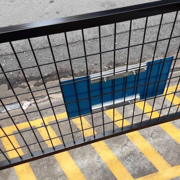 แผงกั้นจราจรชนิดตะแกรงเหล็ก