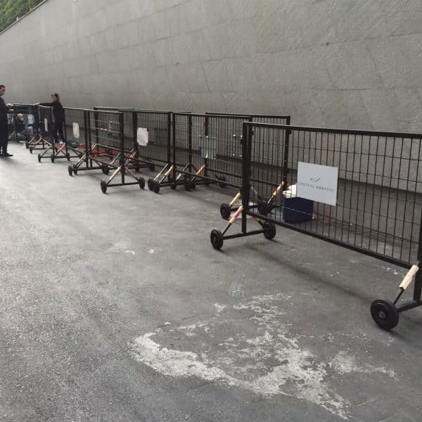 แผงกั้นจราจรชนิดตะแกรงเหล็ก