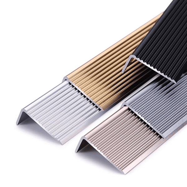 แผ่นครอบบันไดกันลื่น วัสดุอลูมิเนียม ขนาด 4 x 2 Cm. ความยาว 90 Cm.