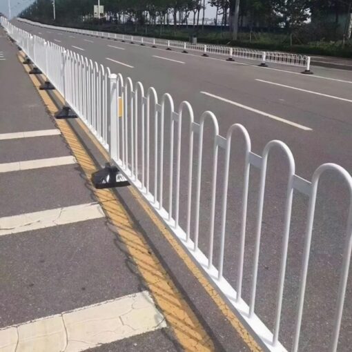 แผงกั้นเหล็กทำสีขาว