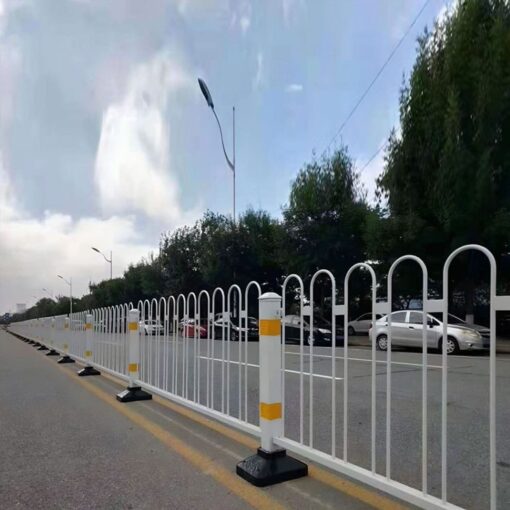 แผงกั้นเหล็กทำสีขาว