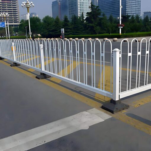 แผงกั้นเหล็กทำสีขาว