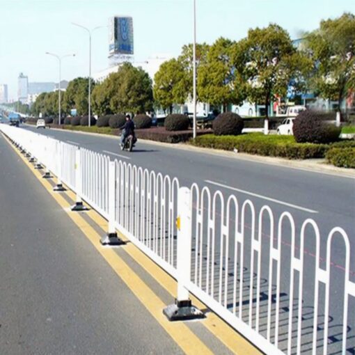 แผงกั้นเหล็กทำสีขาว