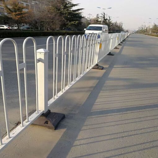 แผงกั้นเหล็กทำสีขาว