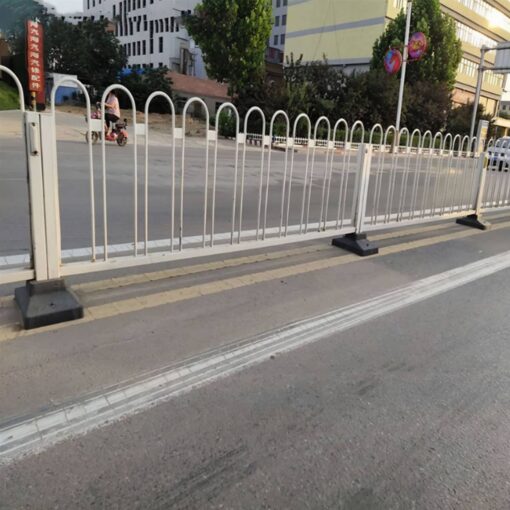 แผงกั้นเหล็กทำสีขาว