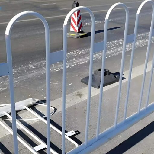 แผงกั้นเหล็กทำสีขาว