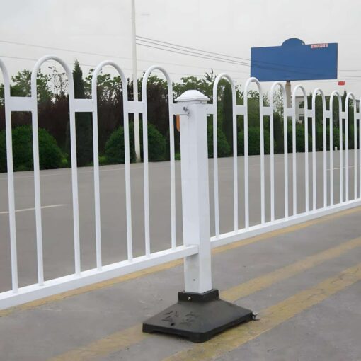 แผงกั้นเหล็กทำสีขาว