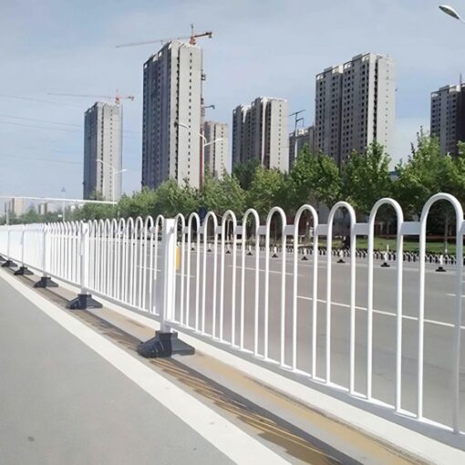 แผงกั้นเหล็กทำสีขาว